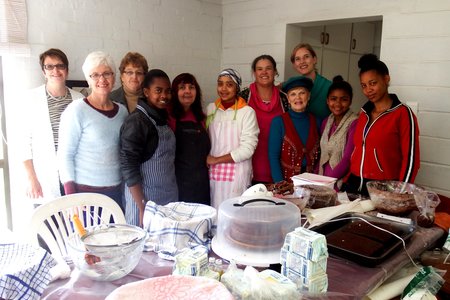 Die vrolike groep dames tydens â€˜n koekversieringskursus wat met die neem van die foto nog ietwat bekommerd oor hul vermoeÃ«ns was, maar vinnig gewys het waartoe hulle in staat is, met die aanbieder, Tess du Toit 5de van regs